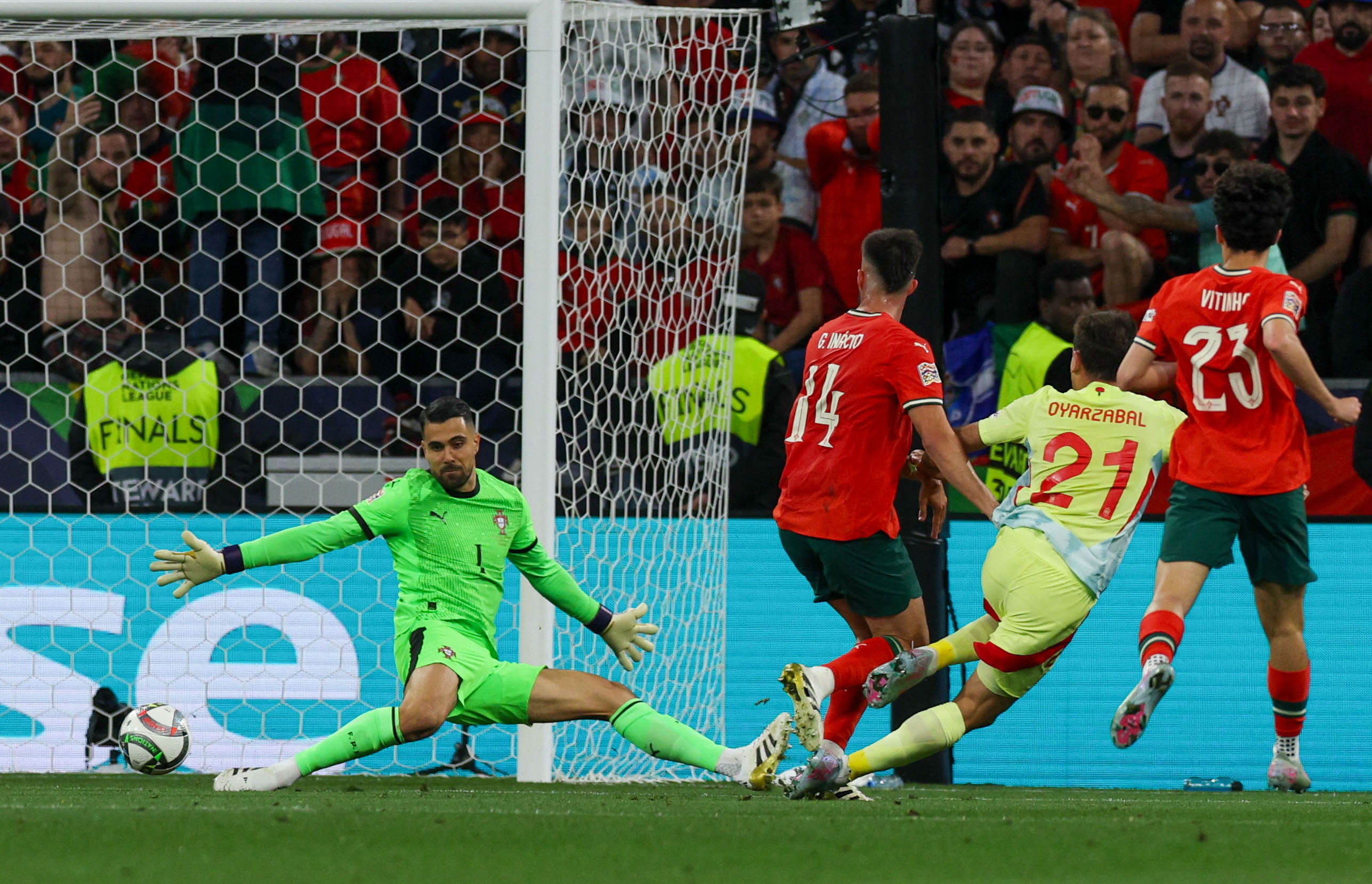 包含今晨欧洲杯焦点战；葡萄牙体育完成豪取连胜；赛场秩序良好；年轻球员获得机会的词条-奇异果体育