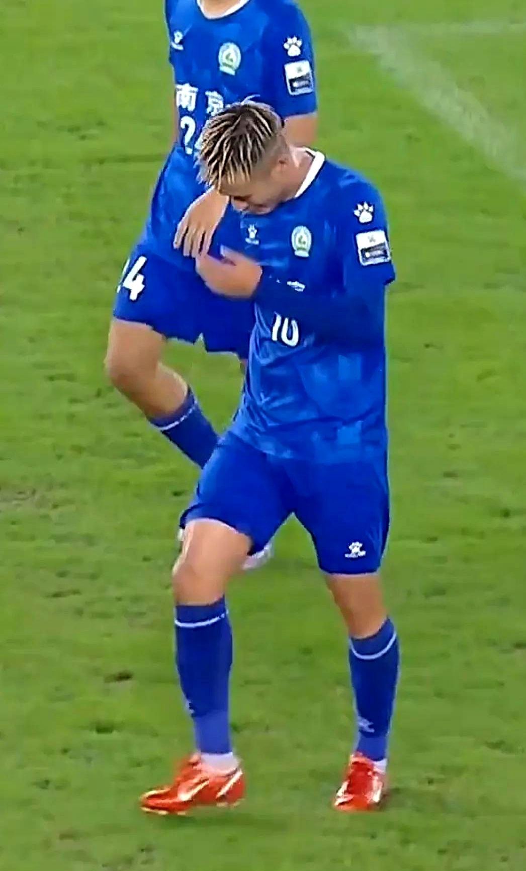 荷甲集结日再迎强敌，莱比锡防线松动，主帅态度——引发热议，资深球员宣示担当的简单介绍-奇异果网页版